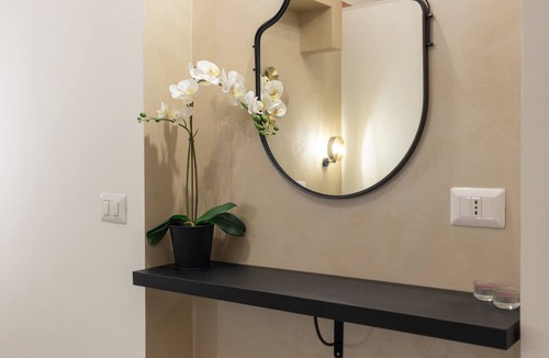 Municipio 2 Apartment | Studio Apartment 'Elettra' with Wi-Fi and Air Conditioning