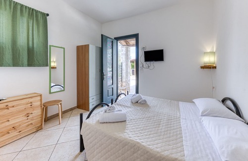 Diso Apartment | Studio Apartment 'Eliados - Bungalow 2' with Shared Pool, Wi-Fi and Air Conditioning