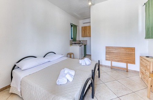 Diso Apartment | Studio Apartment 'Eliados - Bungalow 2' with Shared Pool, Wi-Fi and Air Conditioning