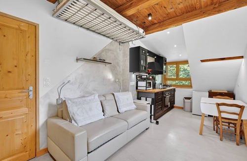 Entraunes Apartment | Studio Apartment 'En Montagne, Mercantour' with Mountain View, Shared Garden and Wi-Fi