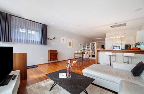 Marlengo Apartment | Studio Apartment 'Faselehof Loftapartment Carat' with Mountain View, Shared Pool and Wi-Fi