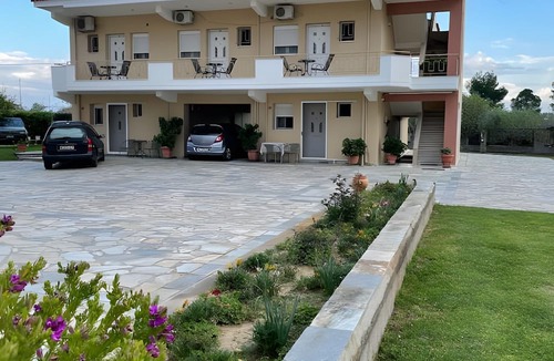 Mesolongi Apartment | Studio Apartment 'Flo's 5' with Shared Garden, Wi-Fi and Air Conditioning