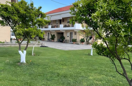 Mesolongi Apartment | Studio Apartment 'Flo's 5' with Shared Garden, Wi-Fi and Air Conditioning