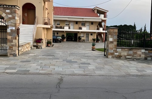 Mesolongi Apartment | Studio Apartment 'Flo's 5' with Shared Garden, Wi-Fi and Air Conditioning
