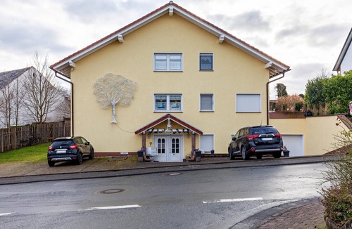 Wernborn Apartment | Studio Apartment 'Gudrun' with Private Terrace, Shared Garden and Wi-Fi