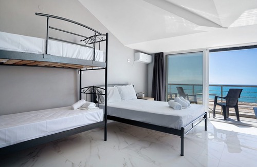 Pidima Kyras Apartment | Studio Apartment 'Iguana 18' with Sea View, Wi-Fi and Air Conditioning