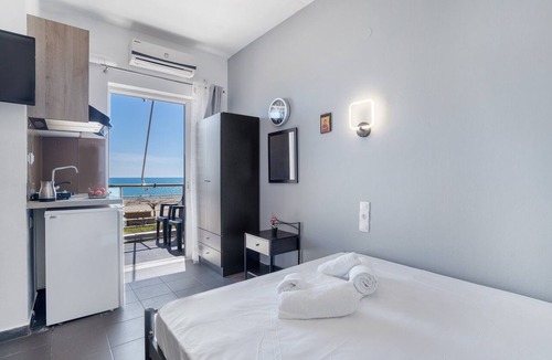 Pidima Kyras Apartment | Studio Apartment 'Iguana 13' with Sea View, Wi-Fi, and Air Conditioning
