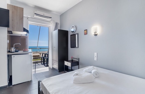 Pidima Kyras Apartment | Studio Apartment 'Iguana 10' with Shared Pool, Wi-Fi and Air Conditioning