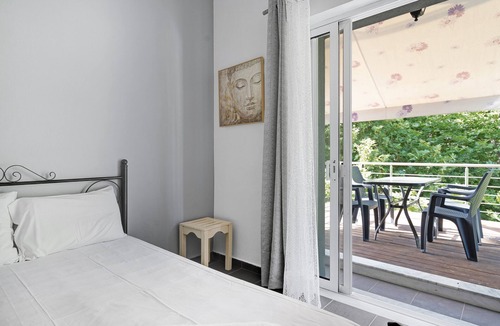 Pidima Kyras Apartment | Studio Apartment 'Iguana 9' with Sea View, Wi-Fi and Air Conditioning