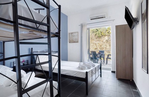 Pidima Kyras Apartment | Studio Apartment 'Iguana 9' with Sea View, Wi-Fi and Air Conditioning
