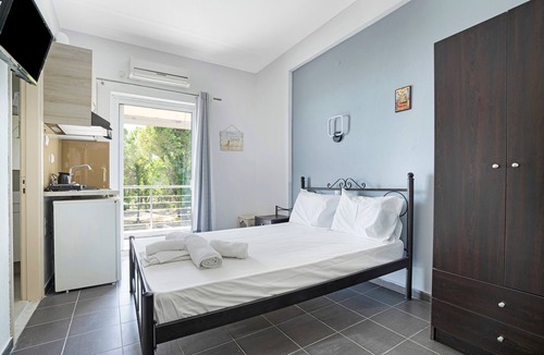 Pidima Kyras Apartment | Studio Apartment 'Iguana 7' with Shared Pool, Wi-Fi and Air Conditioning
