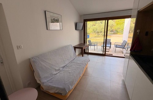 Roquevaire Apartment | Studio Apartment 'JK' with Private Terrace and Wi-Fi