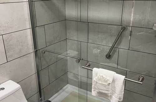 Greenacres Apartment | Studio Apartment - King Bed