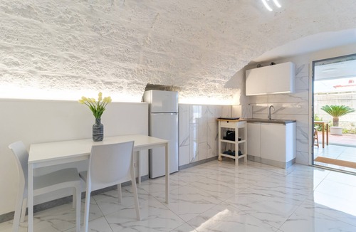 Cozze House | Studio Apartment 'La Porta Sul Mare' with Private Terrace, Wi-Fi and Air Conditioning