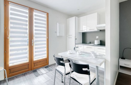 Lherm Apartment | Studio Apartment 'Le Laurier' with Private Terrace, Shared Garden and Wi-Fi