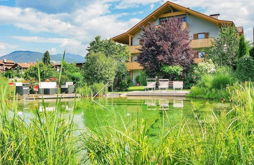 Naz Apartment | Studio Apartment 'Linderhof Nido' with Mountain View, Shared Pool and Wi-Fi