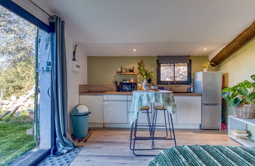 Moules Apartment | Studio Apartment 'Lovestudio Spa Privé Arles Campagne' with Private Terrace and Shared Garden