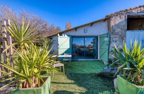 Moules Apartment | Studio Apartment 'Lovestudio Spa Privé Arles Campagne' with Private Terrace and Shared Garden