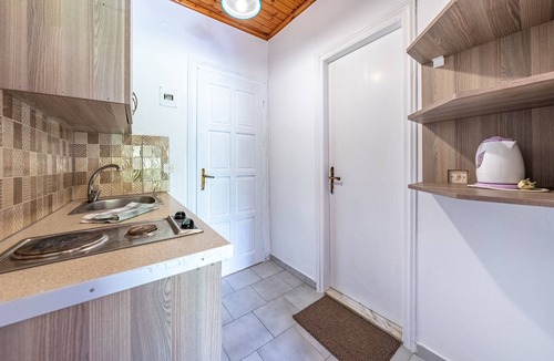 Marathias Apartment | Studio Apartment 'Maltas 20' with Shared Terrace, Wi-Fi and Air Conditioning