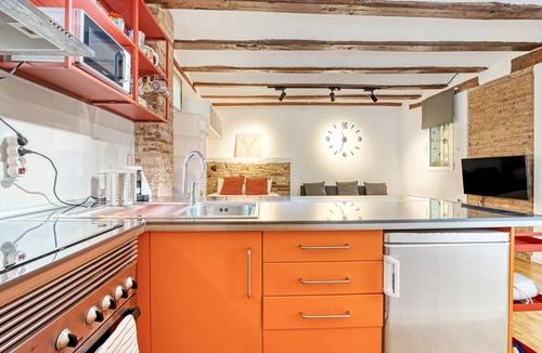 Ciutat Vella Apartment | Studio Apartment 'Mendoza' with Balcony, Wi-Fi and Air Conditioning