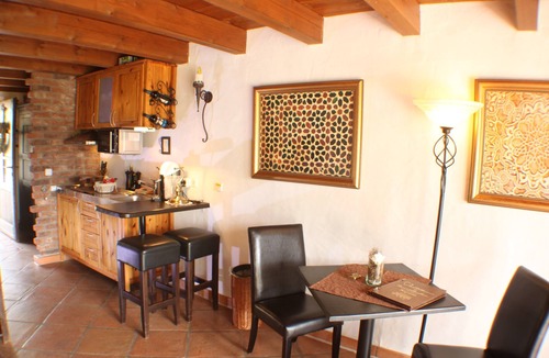 Gernsbach Apartment | Studio-Apartment mit Küche und Marmorbad mit begehbarer Dusche