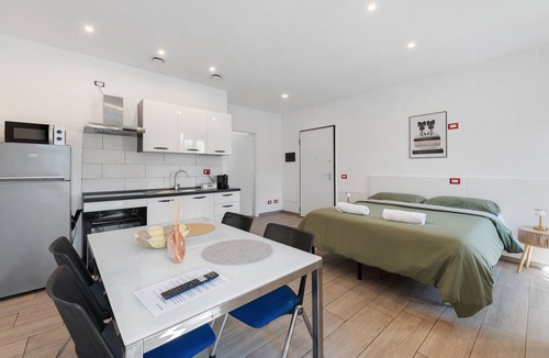 Delebio Apartment | Studio Apartment 'Monolocale Red' with Wi-Fi and Air Conditioning