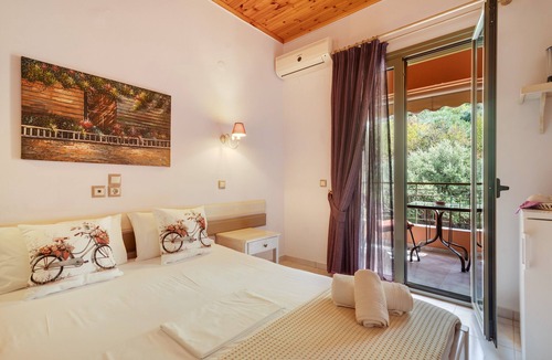 Kalamitsi House | Studio Apartment 'Nontas Homes 34' with Mountain View, Wi-Fi and Air Conditioning