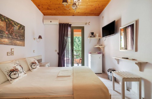 Kalamitsi House | Studio Apartment 'Nontas Homes 34' with Mountain View, Wi-Fi and Air Conditioning