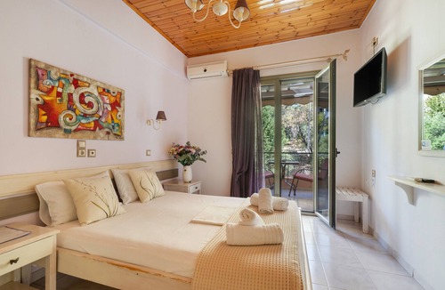Kalamitsi Apartment | Studio Apartment 'Nontas Homes 36' with Mountain View, Wi-Fi and Air Conditioning