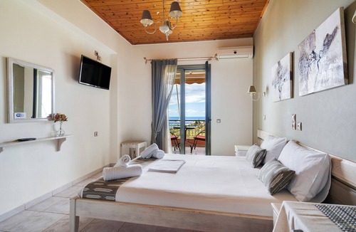 Kalamitsi Apartment | Studio Apartment 'Nontas Homes 32' with Sea View, Wi-Fi and Air Conditioning