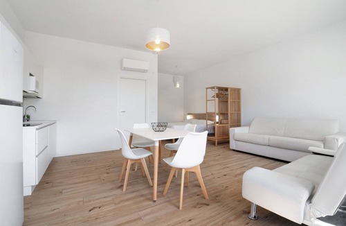 Lido di Jesolo Apartment | Studio Apartment 'Open Space 2' with Shared Garden, Wi-Fi and Air Conditioning