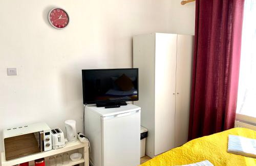 Cranbrook Hotel | Studio Apartment, Private Bathroom and Parking