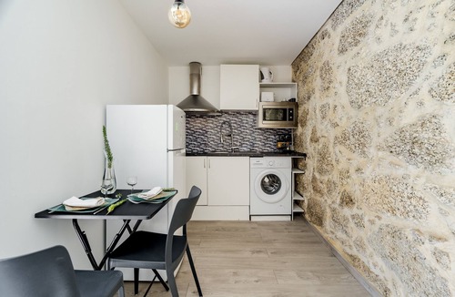 Rossas Apartment | Studio Apartment 'Quinta Do Bairro -' with Mountain View, Shared Pool and Wi-Fi