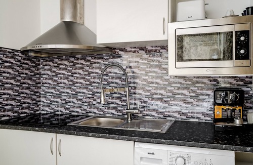 Rossas Apartment | Studio Apartment 'Quinta Do Bairro -' with Mountain View, Shared Pool and Wi-Fi