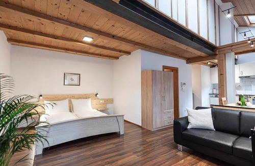 Feldthurns Apartment | Studio Apartment 'Rose' with Garden View, Shared Terrace and Wi-Fi
