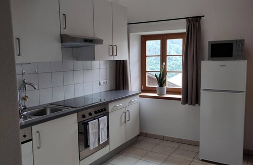 Feldthurns Apartment | Studio Apartment 'Rose' with Garden View, Shared Terrace and Wi-Fi