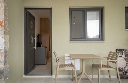 Vlicho Apartment | Studio Apartment 'Sokol Stone House 2' with Mountain View, Wi-Fi and Air Conditioning