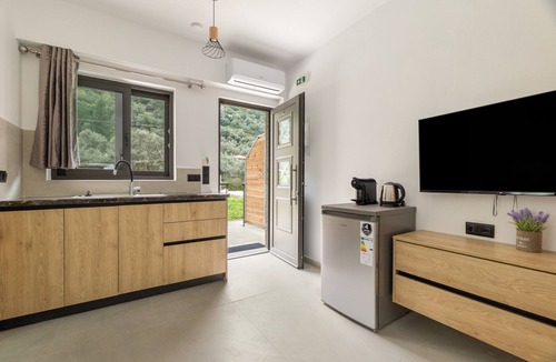 Vlicho Apartment | Studio Apartment 'Sokol Stone House 4' with Mountain View, Wi-Fi and Air Conditioning