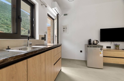Vlicho Apartment | Studio Apartment 'Sokol Stone House 4' with Mountain View, Wi-Fi and Air Conditioning