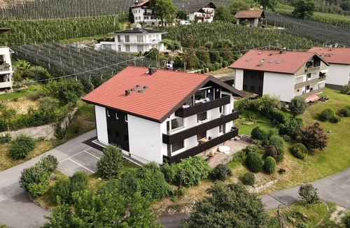 Merano Apartment | Studio Apartment 'Spiess' with Mountain View, Shared Pool and Wi-Fi