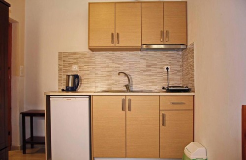 Vassiliki Apartment | Studio Apartment 'Studios and Apartments Thomas 1' with Balcony, Wi-Fi and Air Conditioning