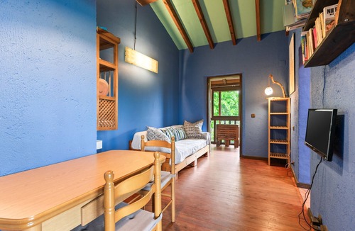 Villaviciosa Apartment | Studio Apartment 'Suite Galería' with Private Terrace, Private Garden and Wi-Fi