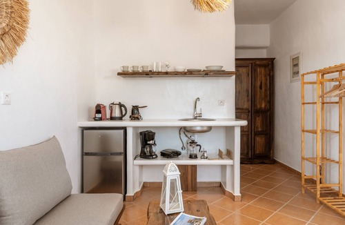 Kini Apartment | Studio Apartment 'Suite No 1' with Sea View, Wi-Fi and Air Conditioning