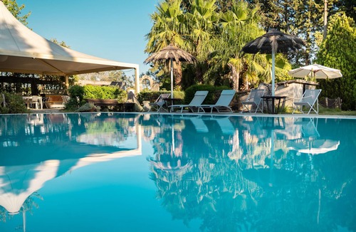 Aradeo Apartment | Studio Apartment 'Tenuta San Trifone Corbezzolo' with Shared Pool, Wi-Fi and Air Conditioning