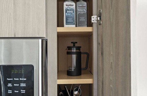 Poplar Apartment | Studio Apartment with Skyline Views, Free Parking, King Bed, and Gym