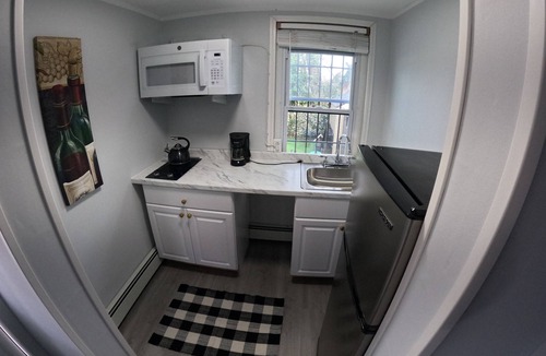 Collingdale Apartment | Studio Apartment with lots of windows, plenty of parking space & priv entrance