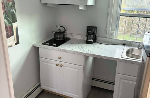 Collingdale Apartment | Studio Apartment with lots of windows, plenty of parking space & priv entrance