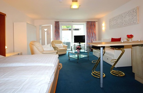 Sildemow Apartment | Studio apartment with terrace, own parking space and a small lake 500 m away