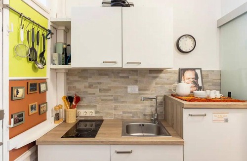 Neulerchenfeld Apartment | Studio apartment with big balcony and art in the air! 10 min to the city!