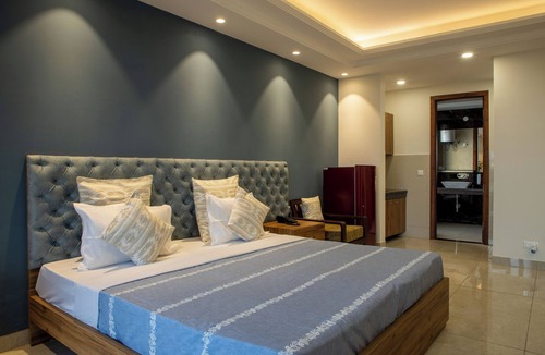 Gurugram Bed & Breakfast | Studio apartment with balcony near Galleria market